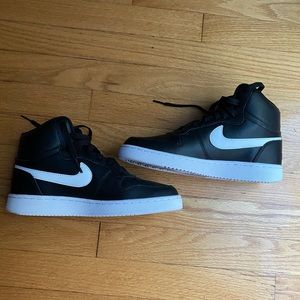 Like new NIKE high tops size 8